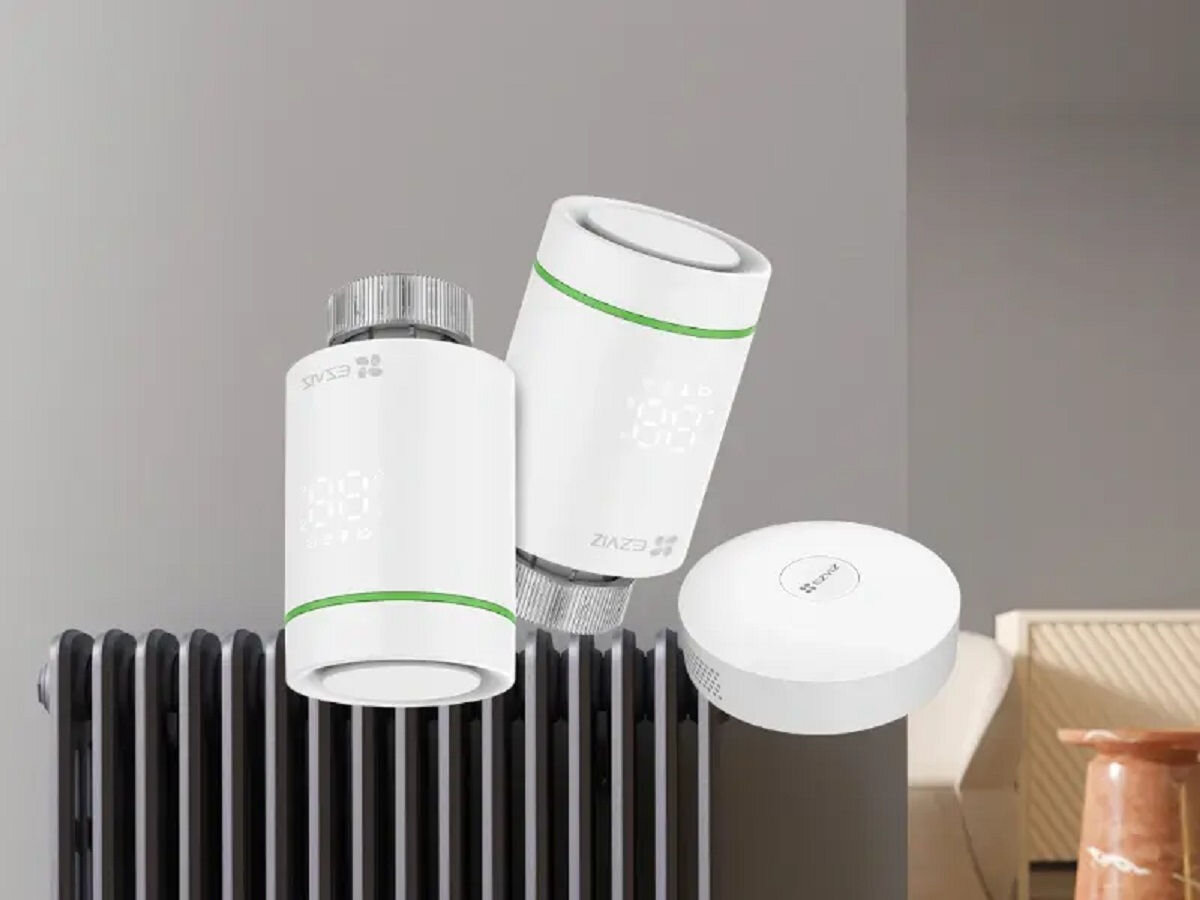 Głowica termostatyczna EZVIZ CS-T55 ZigBee, Termostat EZVIZ T55, bramka A3, inteligentne sterowanie, łatwa instalacja, Dwa termostaty EZVIZ T55 i centralka A3, na tle nowoczesnego wnętrza z grzejnikiem