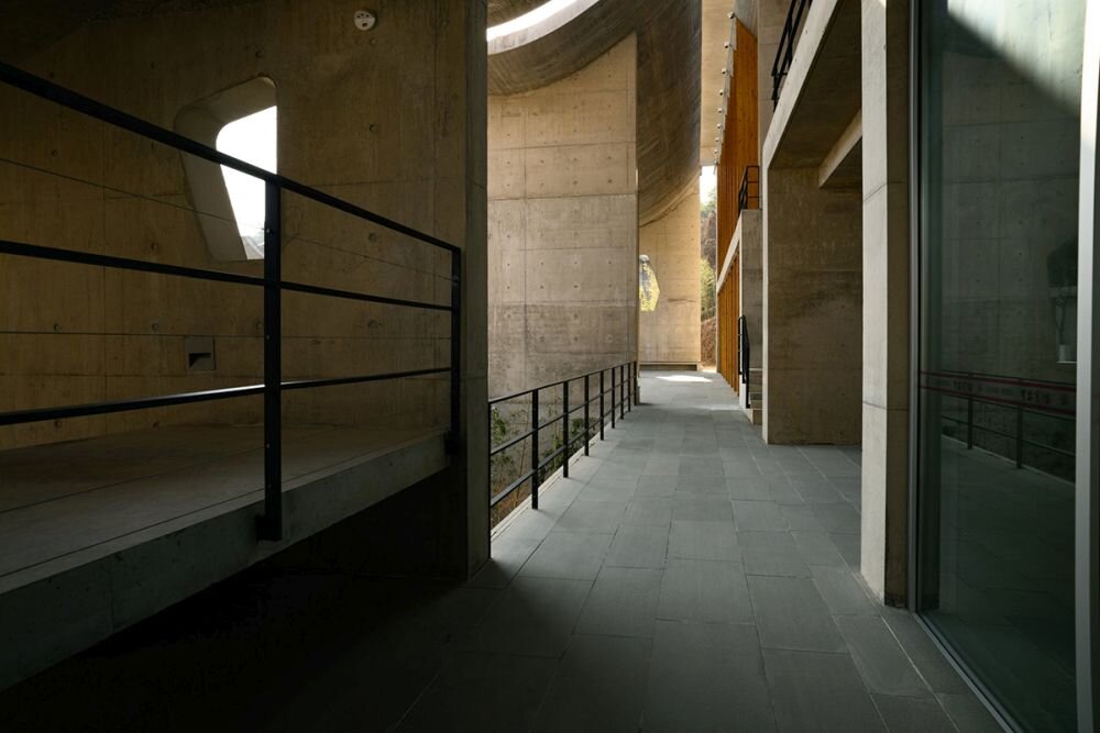 Obiektyw VILTROX AF 20mm f-2.8  ogniskowa przysłona ostrość pierścienie optyka soczewki powłoki montaż bagnet światło jasność zoom filtry waga silnik stabilizacja