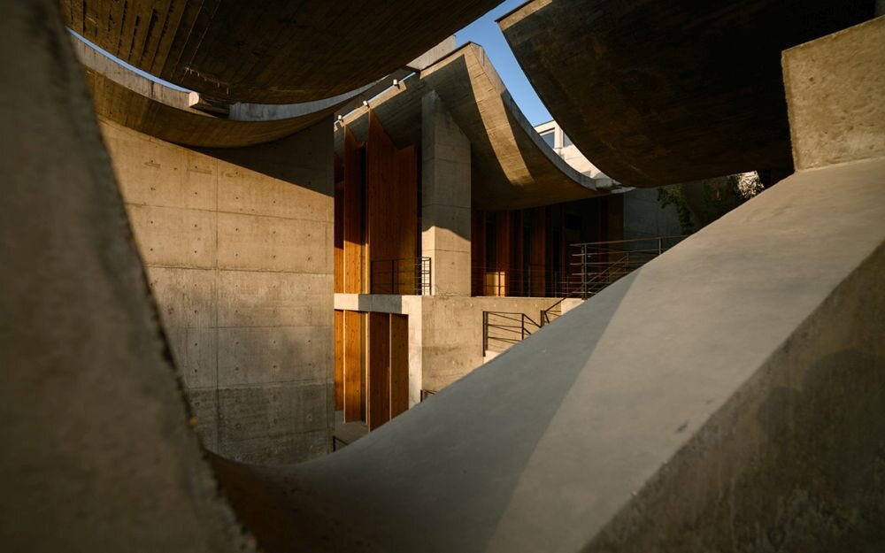 Obiektyw VILTROX AF 20mm f-2.8  ogniskowa przysłona ostrość pierścienie optyka soczewki powłoki montaż bagnet światło jasność zoom filtry waga silnik stabilizacja