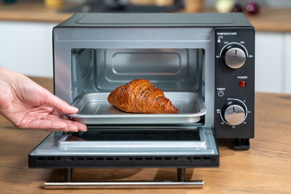 Piekarnik GOTZE & JENSEN MP210 otwarty z blaszką na której jest rogal