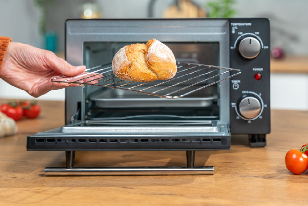 Piekarnik GOTZE & JENSEN MP210 bułka na ruszcie do pieczenia na tle otwartego piekarnika