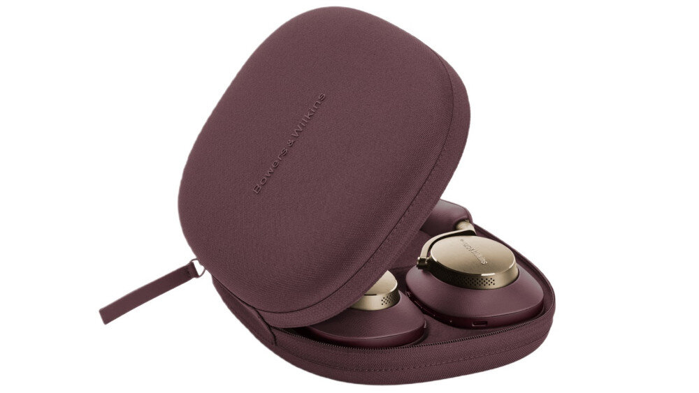 Bordowe słuchawki nauszne w etui z napisem \'BOWERS_WILKINS & WILKINS\'.