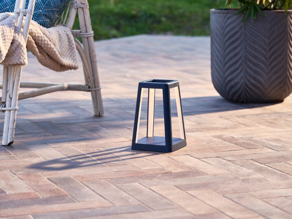 Lampa stołowa LEXON Lantern LH94DB z ładowarką indukcyjną Ciemnoniebieski stylowe oświetlenie granatowa lampka stoi na płytkach podświetlenie wewnątrz 144 x 144 x 212 mm oświetlenie ładowarka bezprzewodowa geometryczny kształt wyrazisty design technologia Qi ładowanie kompatybilnych urządzeń położenie na podstawie lampy