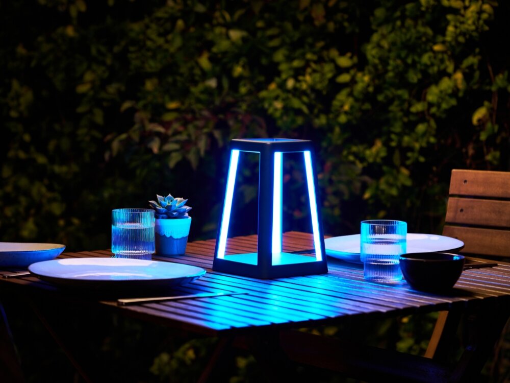 Lampa stołowa LEXON Lantern LH94DB z ładowarką indukcyjną Ciemnoniebieski lampka stoi na stole niebieskie podświetlenie obudowa z ABS-u syntetycznej skóry odporna na zachlapania na tarasie na balkonie port USB-C pełne ładowanie trwa około 4 godzin czas działania do 8 godzin design funkcjonalność mobilność oświetlenie w każdych warunkach