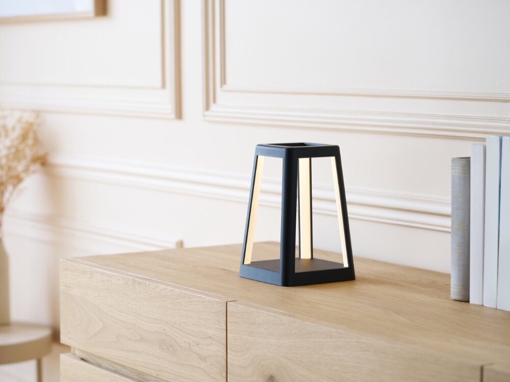 Lampa stołowa LEXON Lantern LH94N z ładowarką indukcyjną Czarny stylowe oświetlenie czarna lampka stoi na komodzie podświetlenie wewnątrz 