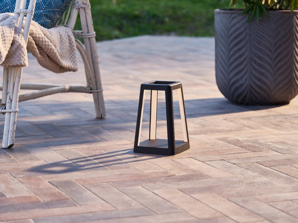 Lampa stołowa LEXON Lantern LH94N z ładowarką indukcyjną Czarny stylowe oświetlenie czarna lampka stoi na płytkach podświetlenie wewnątrz 144 x 144 x 212 mm oświetlenie ładowarka bezprzewodowa geometryczny kształt wyrazisty design technologia Qi ładowanie kompatybilnych urządzeń położenie na podstawie lampy 