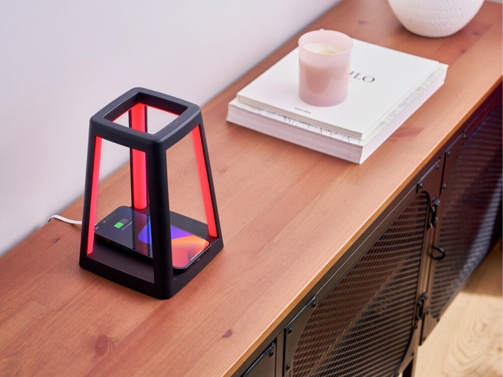 Lampa stołowa LEXON Lantern LH94N z ładowarką indukcyjną Czarny czarna lampka stoi na komodzie czerwone podświetlenie ładowany telefon indukcyjnie wewnątrz lampki w domu na zewnątrz oświetlenie RGB z 9 kolorami dopasowanie nastroju do każdej okazji wbudowany akumulator działanie bezprzewodowe swoboda w ustawieniu stylowa funkcjonalna  