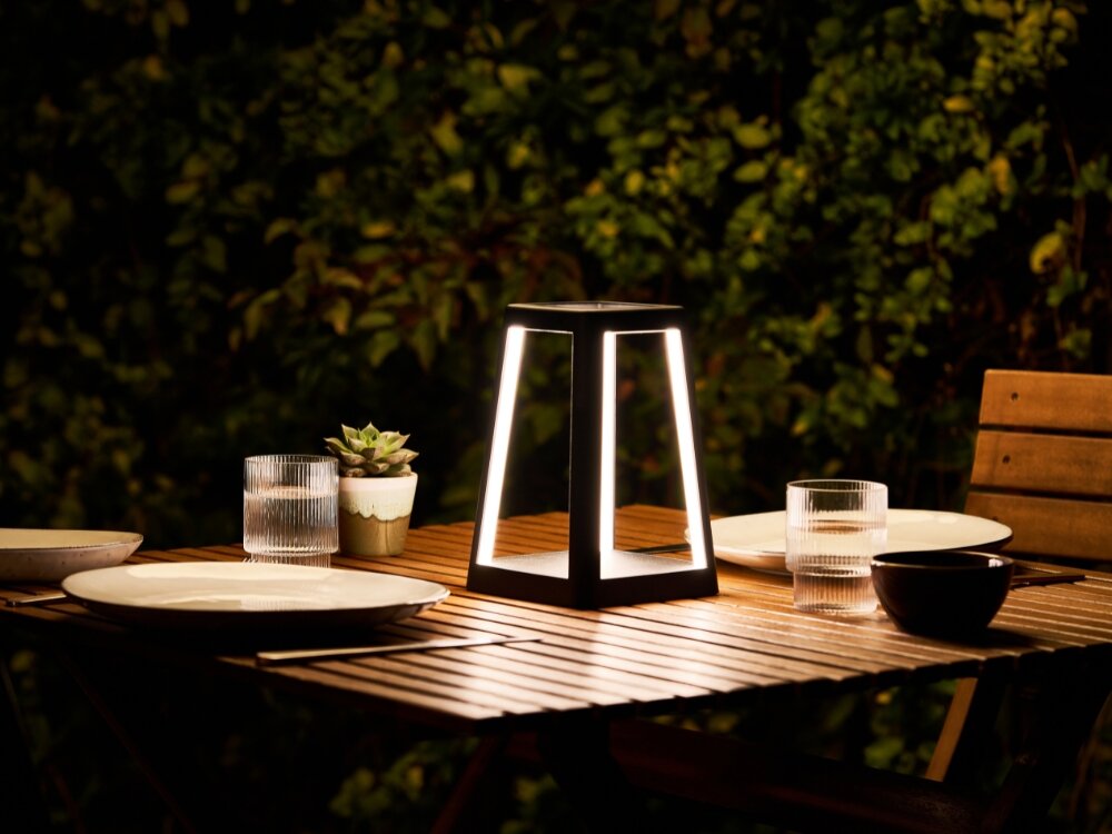 Lampa stołowa LEXON Lantern LH94N z ładowarką indukcyjną Czarny lampka stoi na stole niebieskie podświetlenie obudowa z ABS-u syntetycznej skóry odporna na zachlapania na tarasie na balkonie port USB-C pełne ładowanie trwa około 4 godzin czas działania do 8 godzin design funkcjonalność mobilność oświetlenie w każdych warunkach 