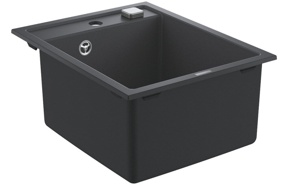 Zlewozmywak jednokomorowy GROHE K700 31650AP0 Czarny jednokomorowy zlewozmywak wpuszczany w blat z wysoką, chromowaną baterią kuchenną. Wokół stoją produkty spożywcze i dodatki kuchenne tworzące estetyczną aranżację