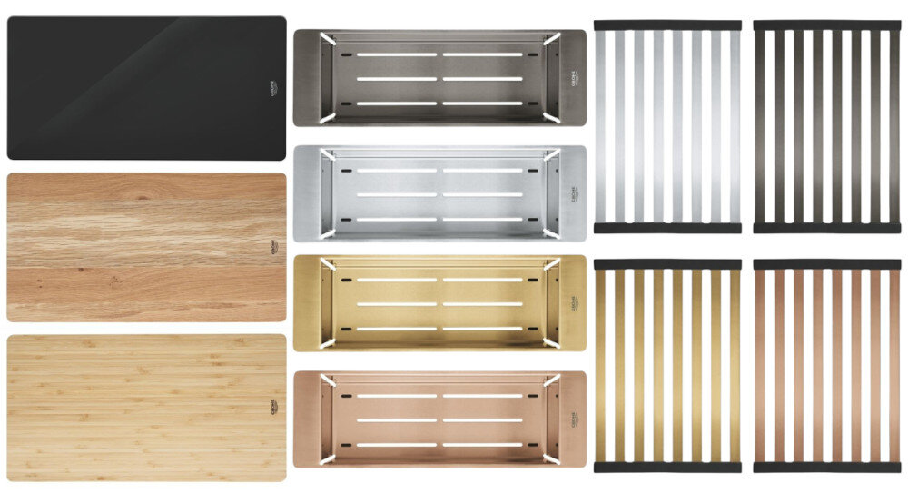 Zlewozmywak jednokomorowy GROHE K700 31650AP0 Pokazano różne deski i wkłady ociekowe w kilku kolorach i materiałach, m.in. szkło, stal oraz drewno. Zdjęcie ilustruje szeroki wybór dopasowanych akcesoriów do zlewu akcesoria do zlewozmywaka GROHE deski durszlaki ociekacze kuchnia