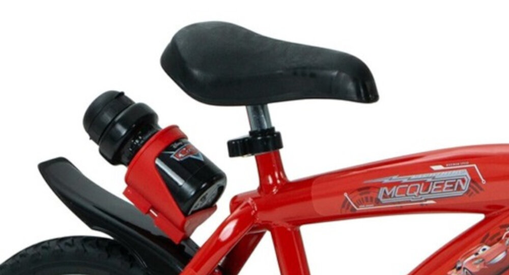Rower dziecięcy HUFFY Disney Auta 16 cali dla chłopca Czerwony zbliżenie na siodełko i bidon zdjęcie na białym tle bezpieczna i satysfakcjonująca aktywność wygodne siodełko pełen komfort podczas długiej jazdy bezpiecznie komfortowo uchwyt z bidonem