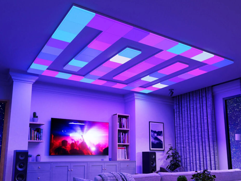 Panele świetlne NANOLEAF Skylight Starter Kit (3 sztuki) wnętrze salonu z sofą, telewizorem i charakterystycznym oświetleniem sufitowym w geometrycznym wzorze