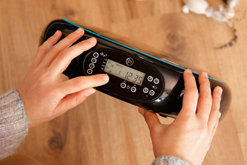 Dozownik karmy automatyczny CECOTEC Pumba 1600 Purrfect Meal 09562 zbliżenie na wyświetlacz i przyciski programowanie timera dyktafon wiadomosć głosowa