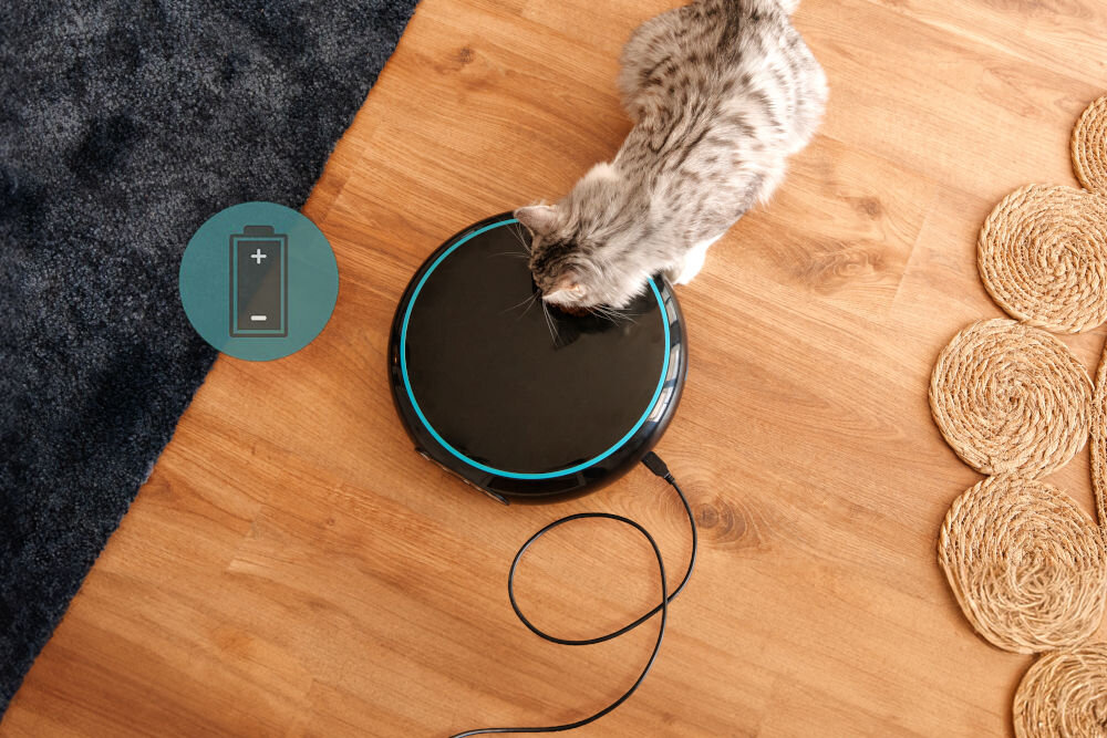 Dozownik karmy automatyczny CECOTEC Pumba 1600 Purrfect Meal 09562 podłączony przez kabel ikona ładowania bateryjnego podwójne zasilanie sieciowo bateryjnie