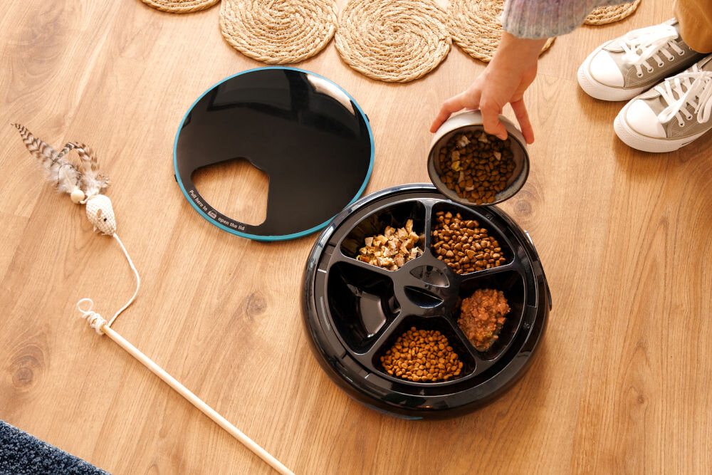 Dozownik karmy automatyczny CECOTEC Pumba 1600 Purrfect Meal 09562 ze zdjętą klapą widoczne wnętrze z podziałką na sekcje komfortowe rozwiazanie praktyczne