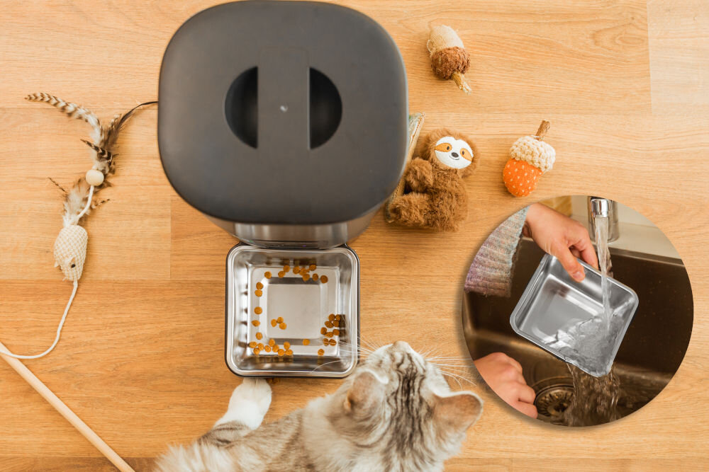 Dozownik karmy automatyczny CECOTEC Pumba 6000 Purrfect Meal 09565 widok z góry mycie miski pod bieżącą wodą miska ze stali nierdzewnej mycie w zmywarce alarm dźwiękowy