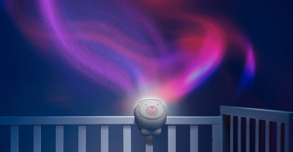 Projektor CHICCO First Dreams Miś Polarny 00011558100000 Różowy zachwycające wizualne wrażenia relaksująca oprawa dźwiękowa przez 30 minut starannie dobrana muzyka klasyczna mozart bach glinka dźwięki natury wyciszenie przygotowanie do snu możliwość wyboru melodii regulacja głośności dostosowanie ustawień idealne warunki do zasypiania  