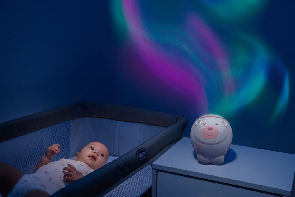 Projektor CHICCO First Dreams Miś Polarny 00011558100000 Różowy praktyczny montaż montowanie na łóżeczku standardowe drewniane łóżeczko uniwersalna zabawka postawiony na szafce nocnej większa elastyczność zasilanie bateryjne 4 baterie AAA łatwe przenoszenie używanie w różnych miejscach zwiększona wygoda użytkowania 