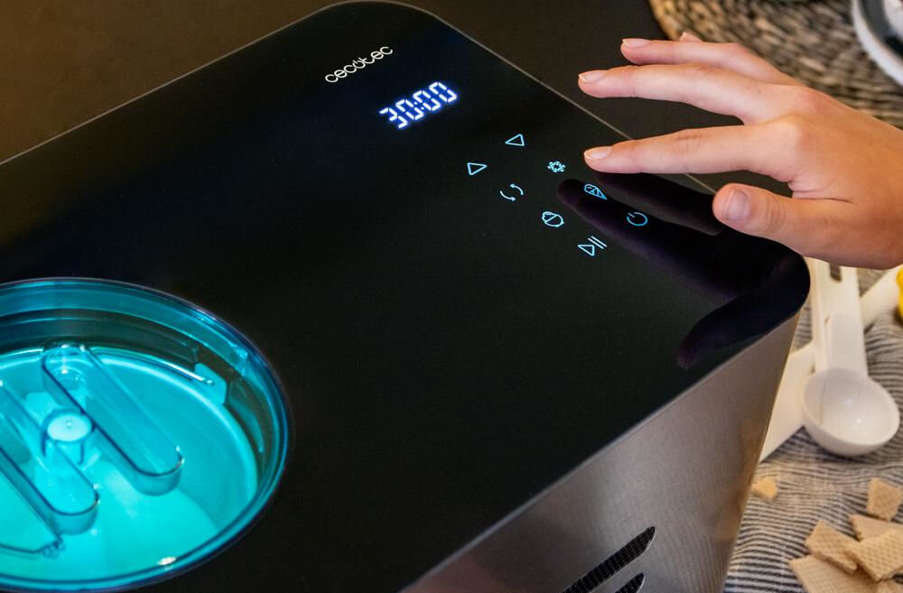 Maszynka do lodów CECOTEC Gelacy 1500 Touch czarny panel wyświetlacz osoba klika przycisk niebieski otwór Wbudowany dotykowy wyświetlacz LED funkcjonalne rozwiązanie ułatwienie obsługi pełna kontrola nad procesem ekran reaguje na delikatne dotknięcie intuicyjna szybka obsługa dostosowanie parametrów czas mrożenia prędkość mieszania składników optymalne rezultaty