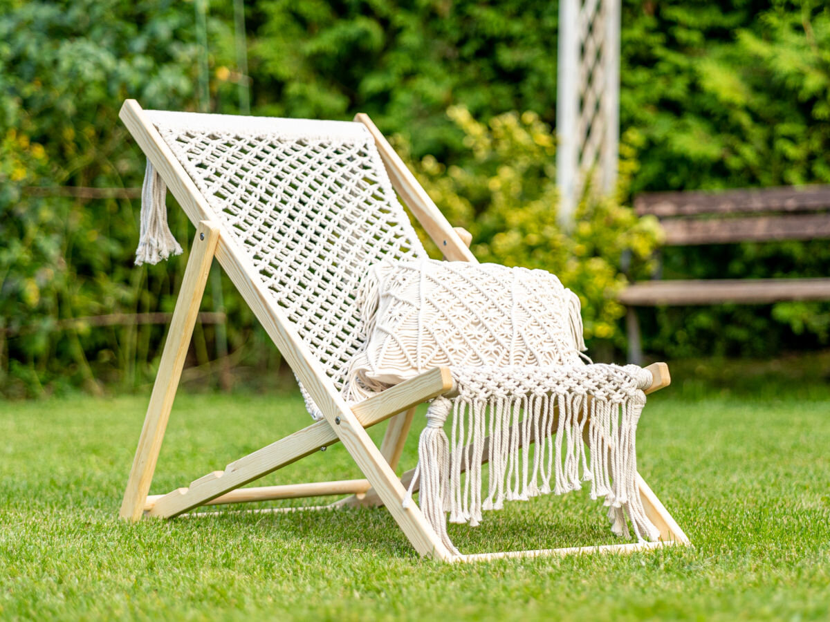 Leżak ogrodowy MIRPOL Hili FH630, leżak, wypoczynek, ogród, relaks, w tle ogród na pierwszym planie leżak w pełno rozłożony na trawniku ogrodu