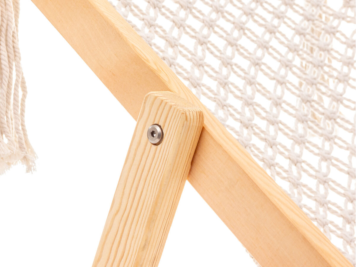 Leżak ogrodowy MIRPOL Hili FH630, stelaż, konstrukcja, drewno, stabilne, na białym tle zbliżenie na łączenie regulacji wysokości z stelażem siedziska