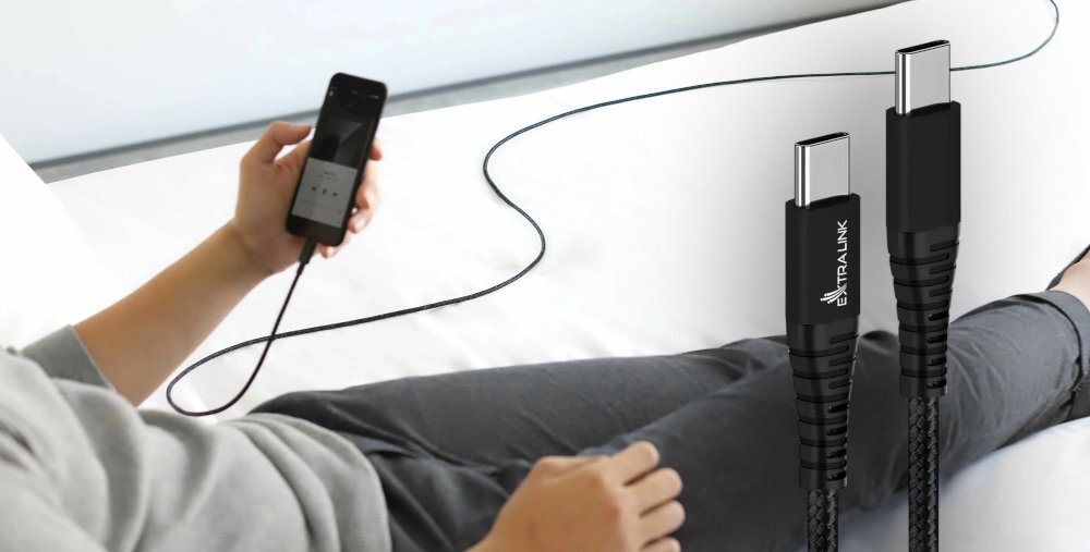 EXTRALINK Smart Life Cable - koncowki kabla na tle człowieka korzystającego z telefonu