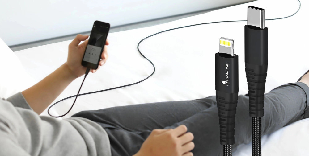 EXTRALINK Smart Life Cable - koncowki kabla na tle człowieka korzystającego z telefonu