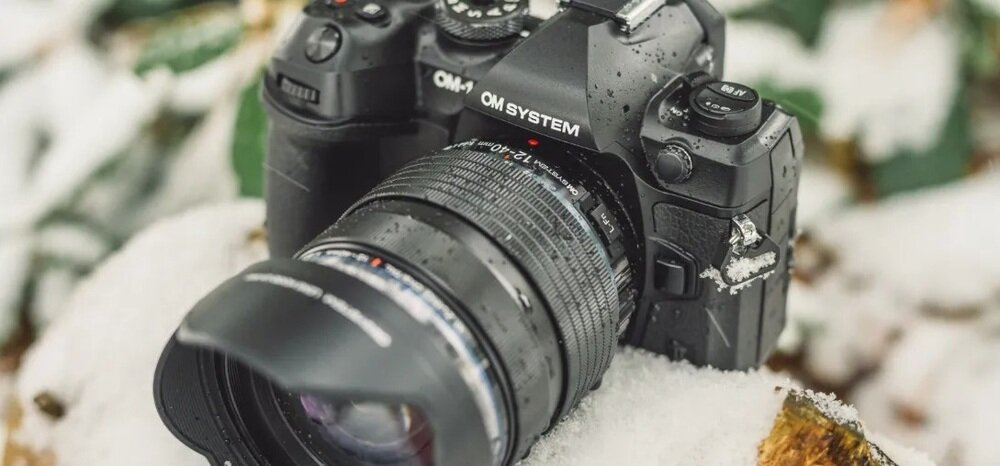 Aparat OLYMPUS OM-1 II w topniejącym sniegu