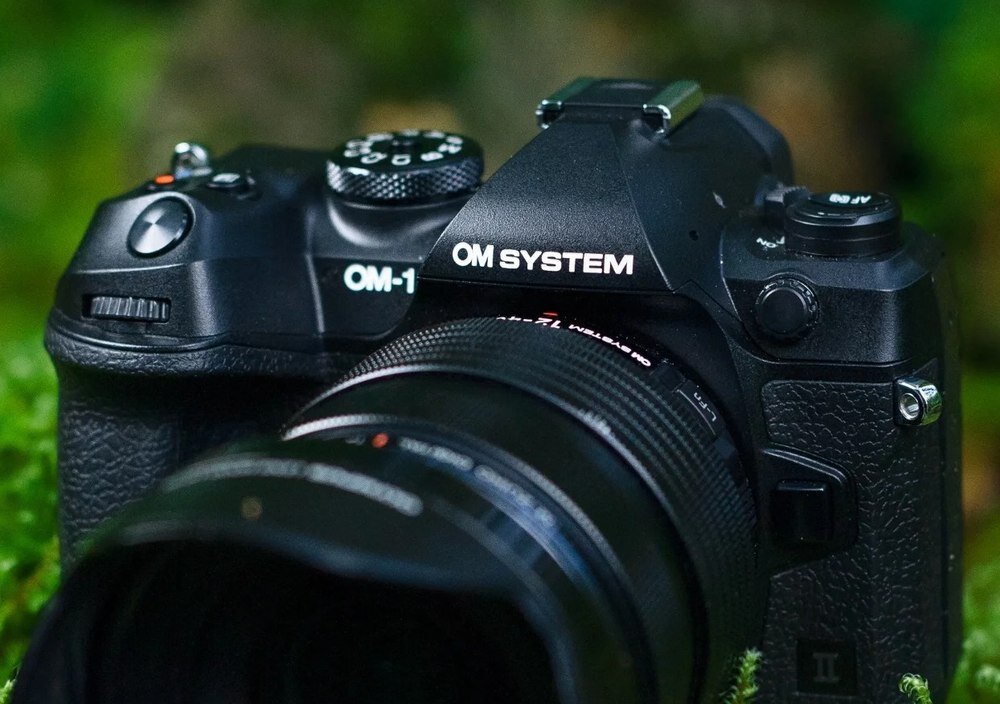 Aparat OLYMPUS OM-1 II kadr na pryzmat wizjera