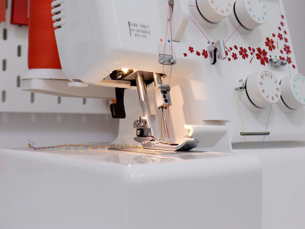 Owerlok JANOME 990D praktyczne oświetlenie, równomierne rozjaśnianie pola pracy, precyzja, bez pomyłek