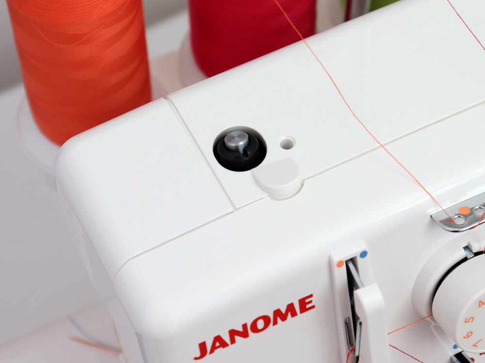 Owerlok JANOME 990D szycie lekkich i śliskich tkanin, regulacja docisku stopki, bez przesuwania materiału