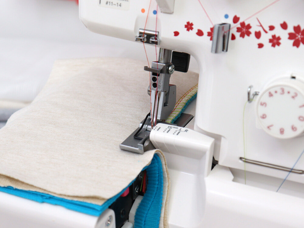 Owerlok JANOME 990D prędkość do 1300 wkłuć, szybko i sprawnie, eliminacja drgań, stabilna praca