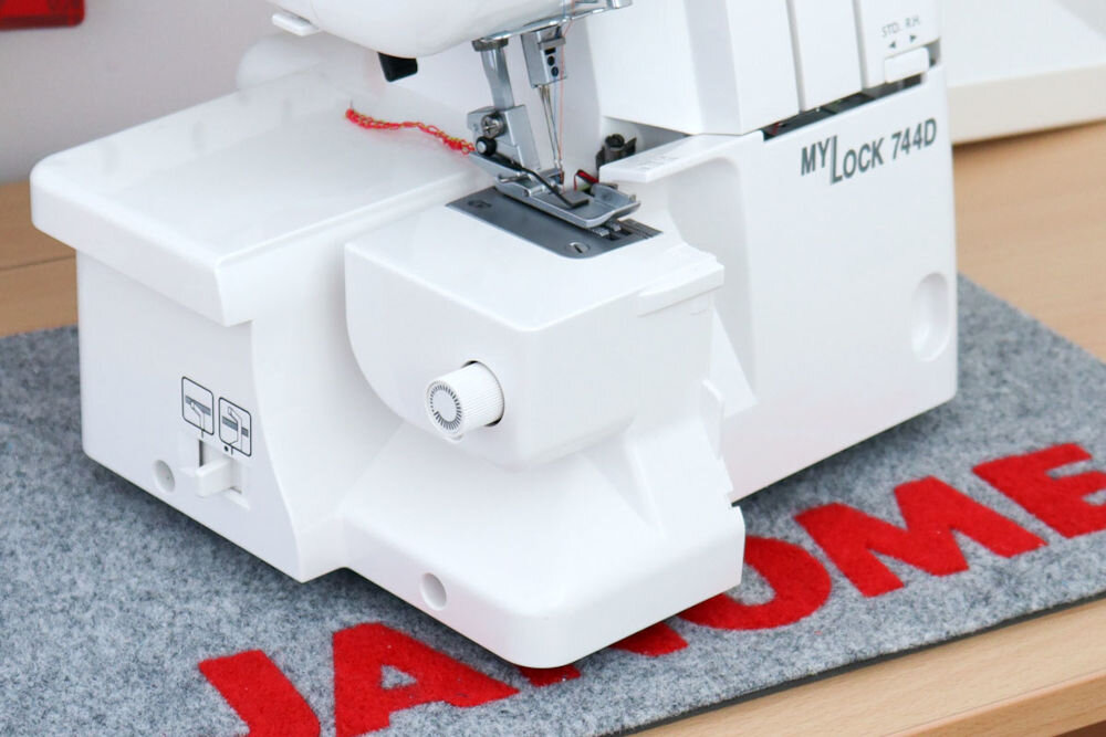 Owerlok JANOME 744D wolne ramię ułatwienie szycia wykańczanie rękawów wszywanie ściągaczy szycie na okrągło bezproblemowe szycie łatwość precyzja