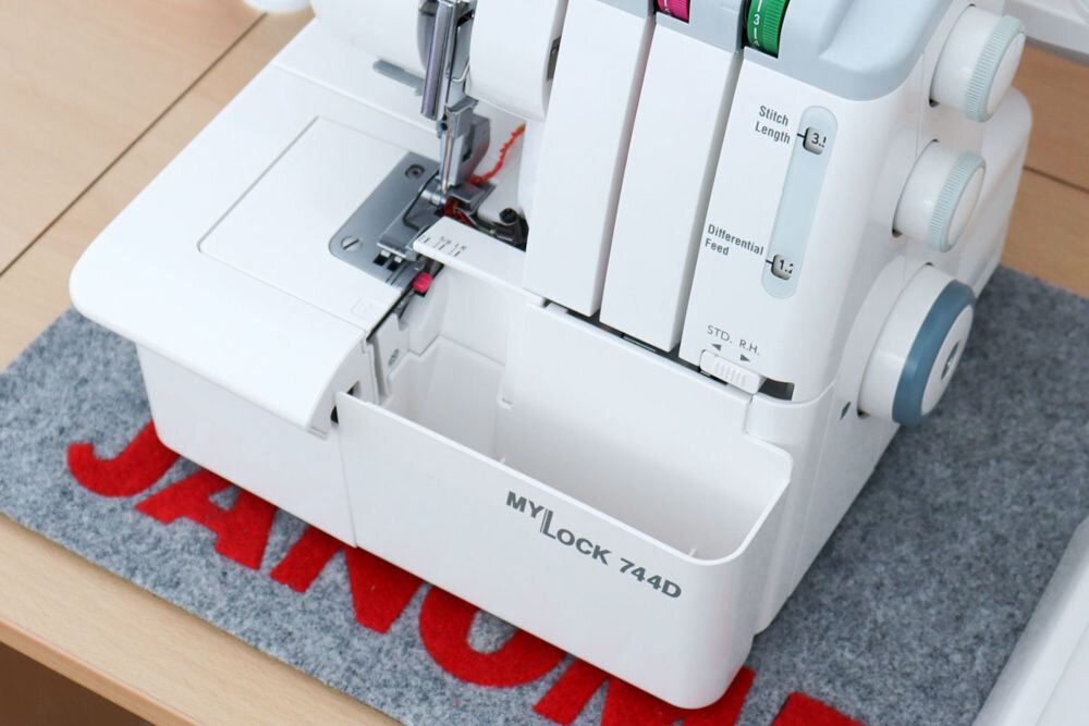 Owerlok JANOME 744D komfort pracy pojemnik na ścinki resztki materiałów czyste uporządkowane miejsce pracy