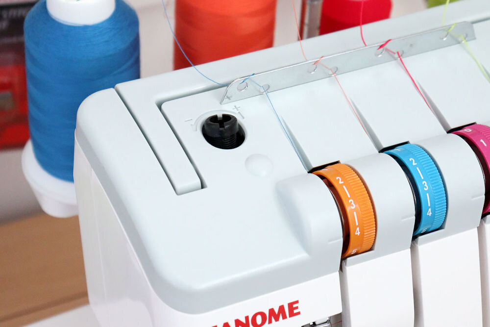 Owerlok JANOME 744D docisk stopki funkcja dopasowanie stopki różne materiały płynna i precyzyjna praca delikatne grube materiały