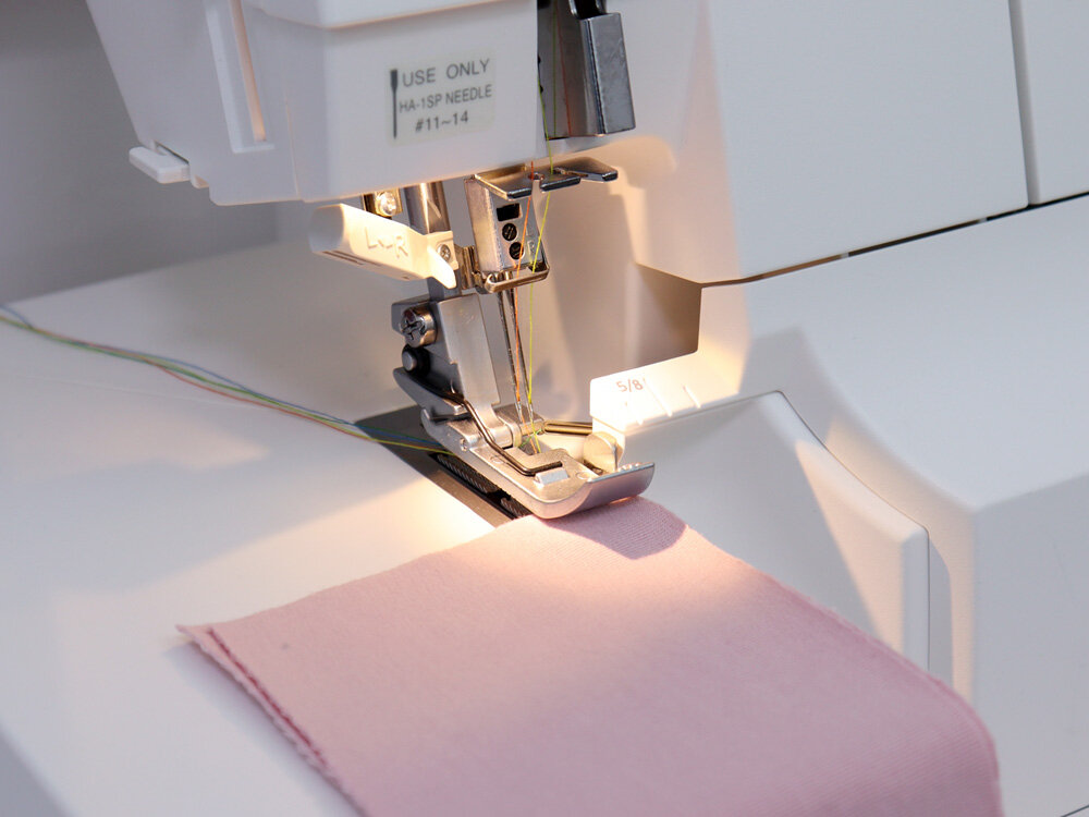 Owerlok JANOME AT2000D jasne i równomierne światło, bardziej widoczne ściegi, do ciemniejszych materiałów