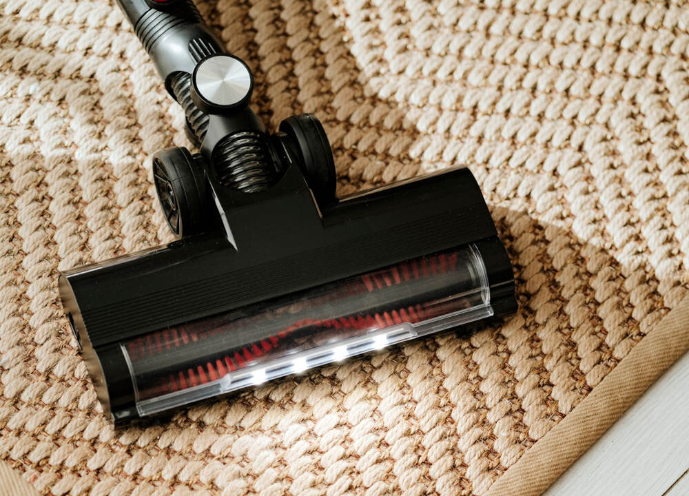 Odkurzacz ADLER AD 7048 Dokładność w każdym miejscu Głowica z ruchomą szczotką po różnych powierzchniach Wbudowane światło 