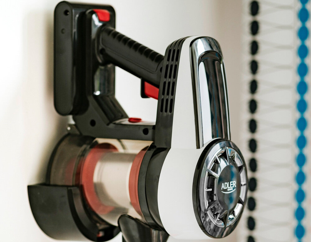 Odkurzacz ADLER AD 7048 Kontrola i przechowywanie Wyświetlacz LED informacja poziom naładowania baterii Uchwyt ścienny bezpiecznie przechowywać