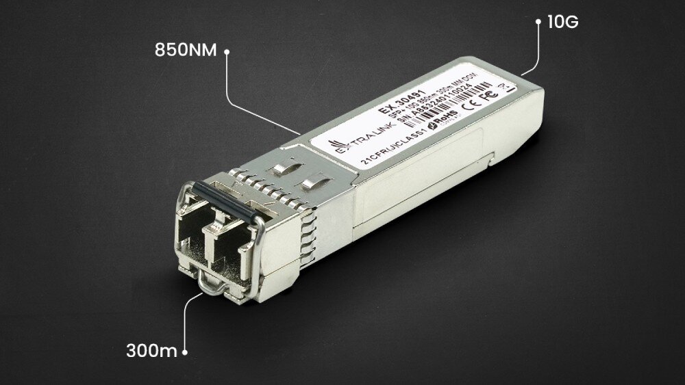 Wkładka SFP+ EXTRALINK EX.30491 (2 szt.) Srebrny moduł sfp leżący pod kątem na ciemnym tle z naniesionymi liniami pomocniczymi wskazującymi na jego parametry: 850nm, 10g oraz 300m