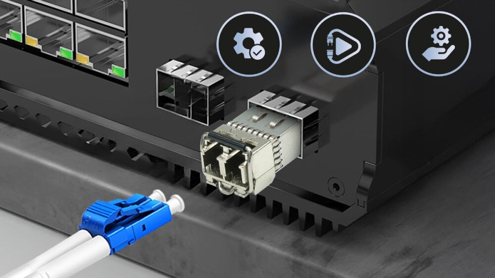Wkładka SFP+ EXTRALINK EX.30491 (2 szt.) Grafika przedstawiająca proces wsuwania metalowego modułu sfp do portu w czarnym urządzeniu sieciowym, z widoczną obok niebieską wtyczką światłowodową lc oraz trzema ikonami symbolizującymi konfigurację, połączenie i wsparcie