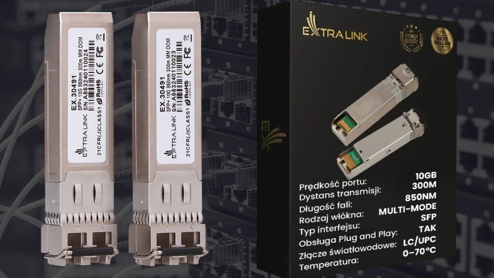 Wkładka SFP+ EXTRALINK EX.30491 (2 szt.) Dwa moduły sfp pokazane od strony etykiet obok czarnego pudełka produktowego, na którym widnieje lista parametrów technicznych w języku polskim, takich jak prędkość portu 10gb, dystans 300m i typ włókna multi-mode