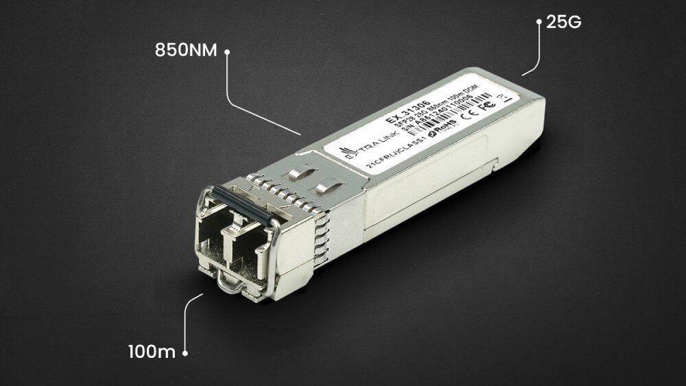 Wkładka SFP28 EXTRALINK EX.31306 (2 szt.) Srebrny moduł SFP leżący na czarnym tle z naniesionymi opisami wskazującymi na parametry techniczne takie jak długość fali 850nm, prędkość 25G oraz zasięg 100m