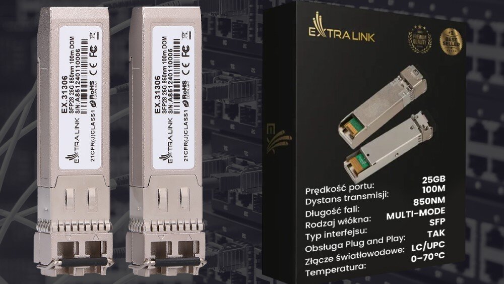 Wkładka SFP28 EXTRALINK EX.31306 (2 szt.) Dwa srebrne moduły SFP ustawione pionowo obok czarnego opakowania produktu, na którym wypisano listę parametrów technicznych w języku polskim