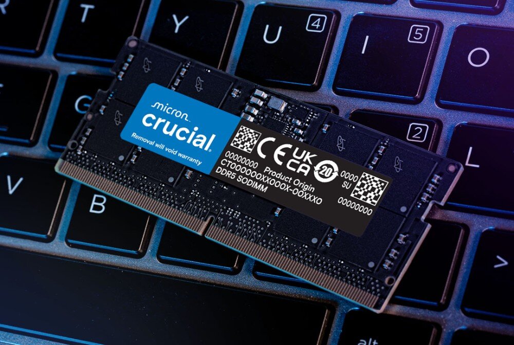 Pamięć RAM CRUCIAL Pojedynczy moduł pamięci RAM leżący na klawiszach podświetlanej klawiatury