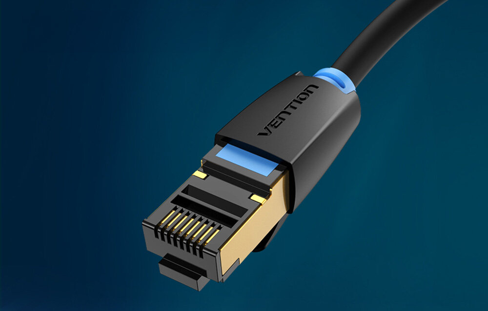 Na obrazie widoczny jest czarny kabel sieciowy z końcówką RJ45, na której znajduje się napis \'VENTION\'.