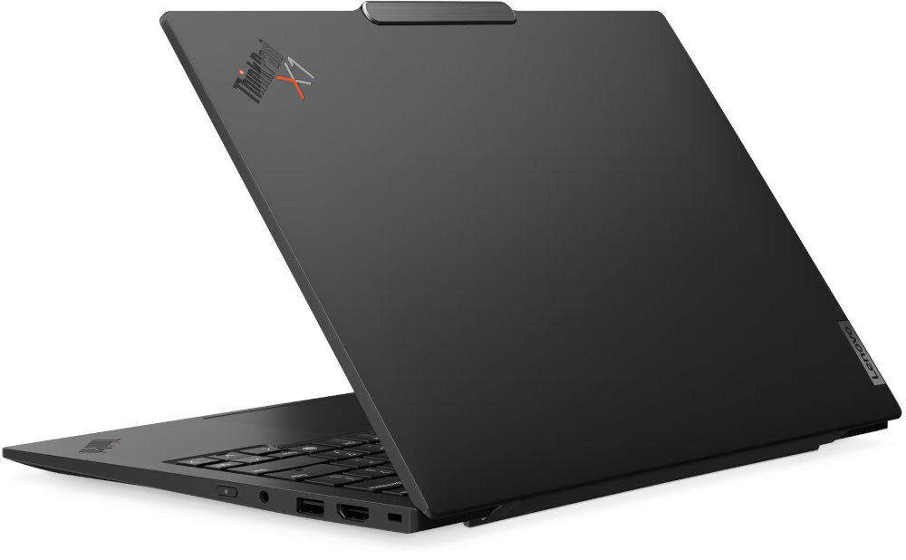 Widok z tyłu i z boku na częściowo otwartego laptopa Lenovo ThinkPad X1 w kolorze czarnym, na matowej pokrywie widoczne logo ThinkPad X1 oraz Lenovo, po boku porty USB i HDMI, całość na białym tle. - SSD PCI Express NVMe M.2
