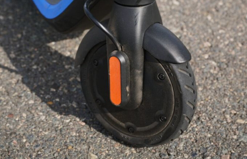Hulajnoga elektryczna SEGWAY Ninebot Kickscooter C2 Pro Czarno-niebieski opony bezdetkowe 7-calowe odporne na przebicia doskonale tlumia drgania i wstrzasy nie wymagaka pompowania puste w srodku lepsza amortyzacja