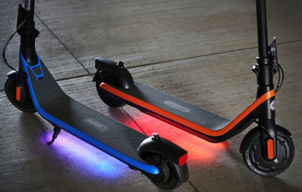 Hulajnoga elektryczna SEGWAY Kickscooter C2 Czarno-pomarańczowy przednie swiatlo lepsza widocznosc podswietlay podest 256-kolorowe oswietlenie otoczenia RGB zmienia sie wraz z predkoscia