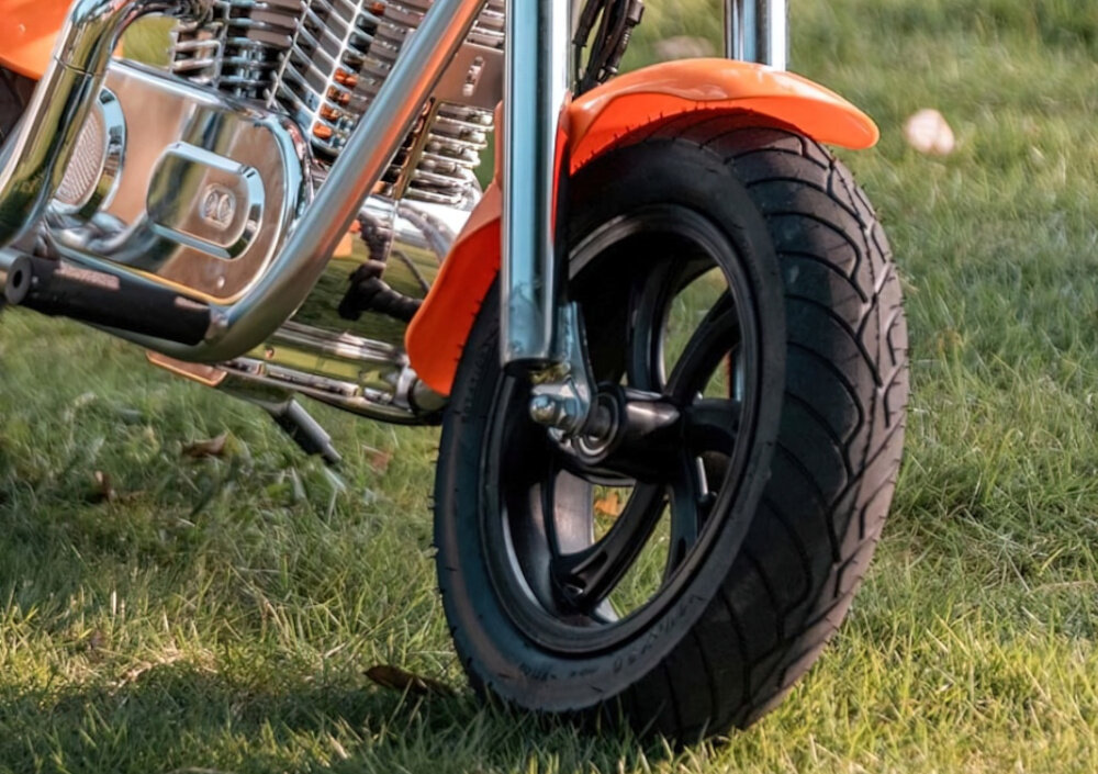 Motorek elektryczny XRIDER Cruiser 12 Plus aplikacja Pomarańczowo-czarny hamulec bebnowy z tylu trzy tryby jazdy przod szybki wolny kontrola bezpieczenstwo kola pompowane detka srednica 12 cali plynna jazda