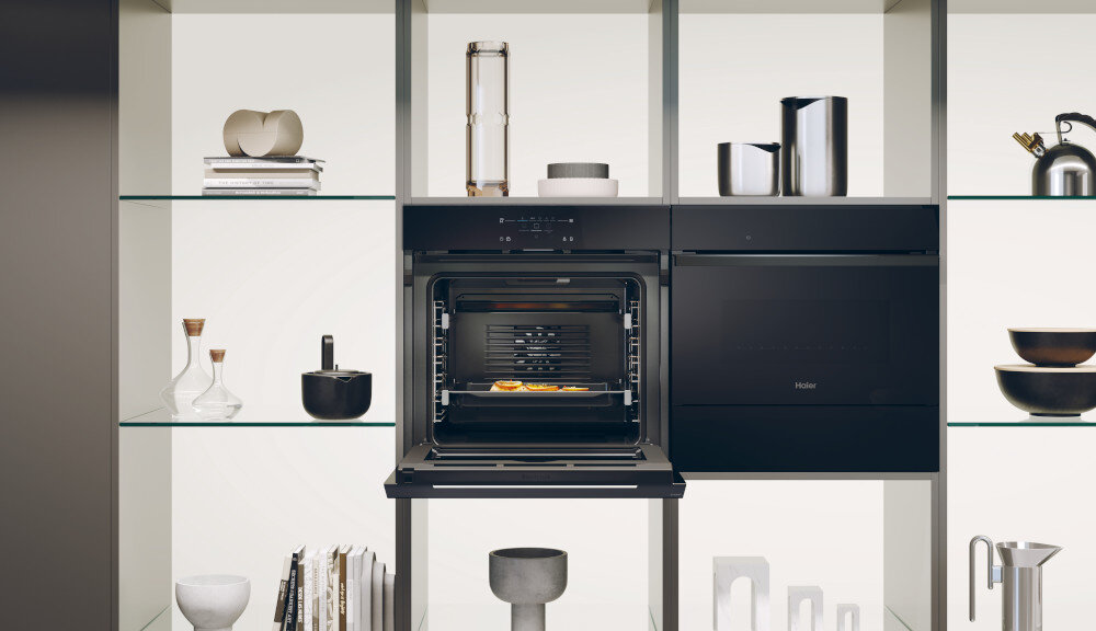 PIEKARNIK HAIER H6 ID68C5YTB SERIA 4 zdjęcie lifestyle zabudowa kuchenna otwarty piekarnik system Bionicook Air Fry bez tłuszczu sterowanie zdalne aplikacja hon 78 litrów pojemności hydroliza pyroliza czyszczenie para